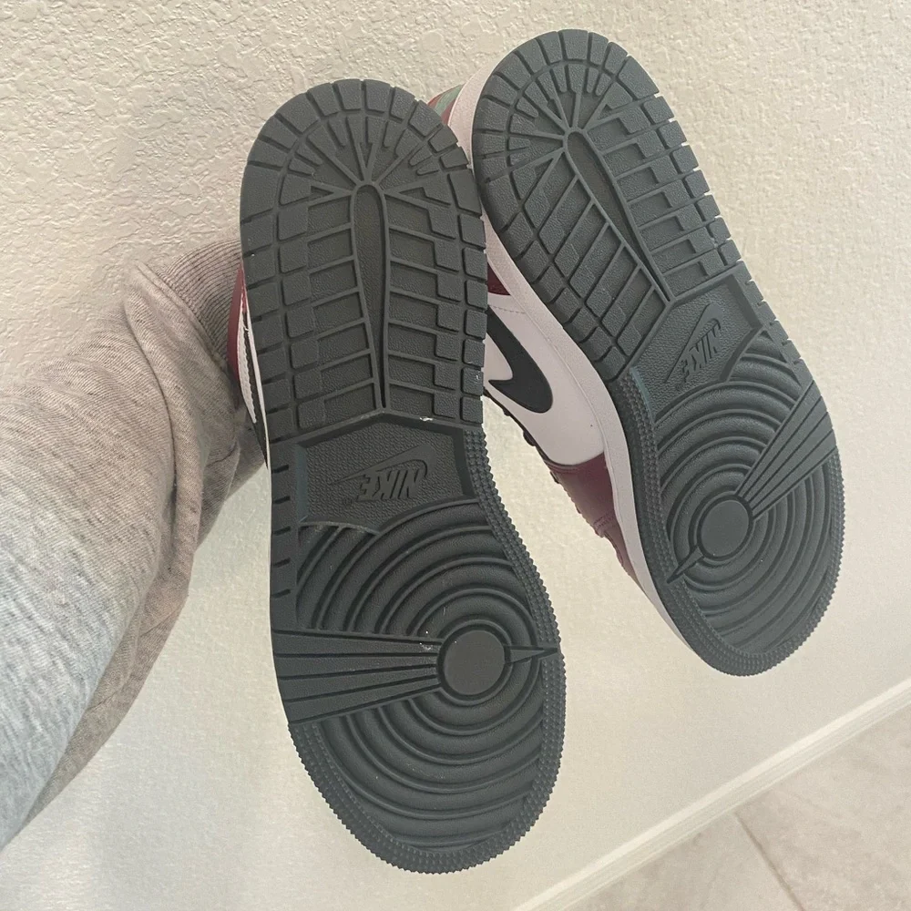 NEW! Air Jordan 1 Low SE Dark Beetroot Roma Green White Black Size 5.5Y
